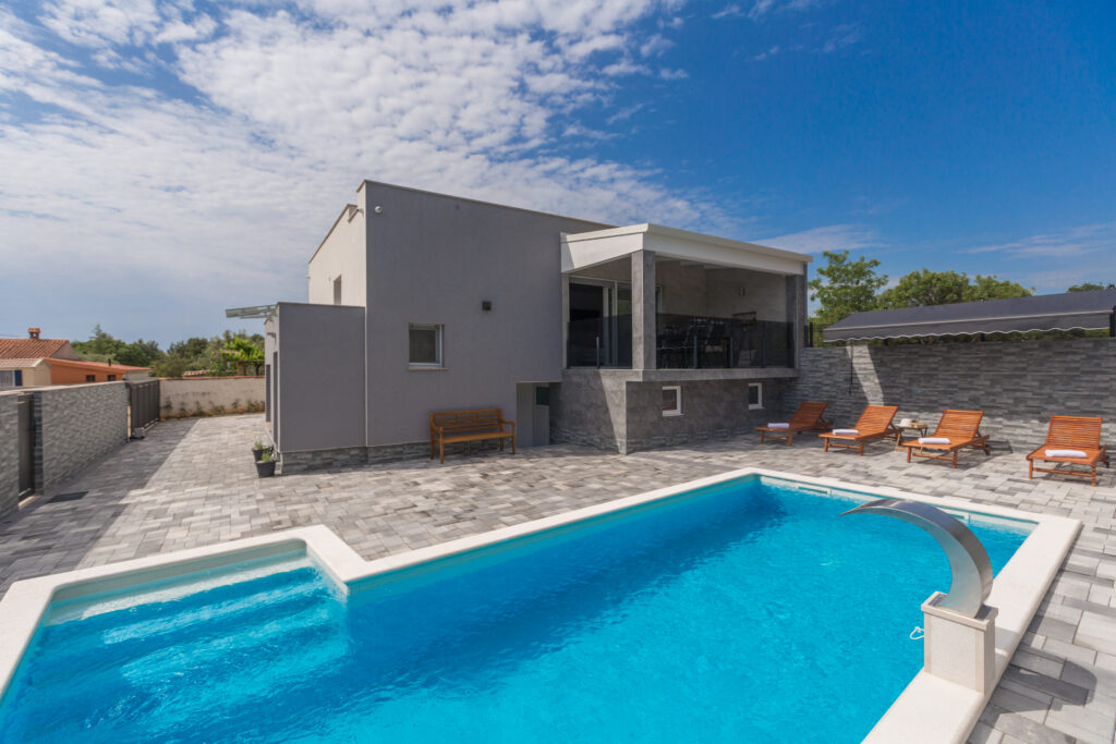 Pool and the view of the villa.