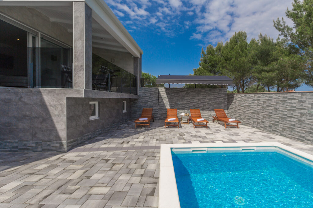 View towards the longe by the pool
